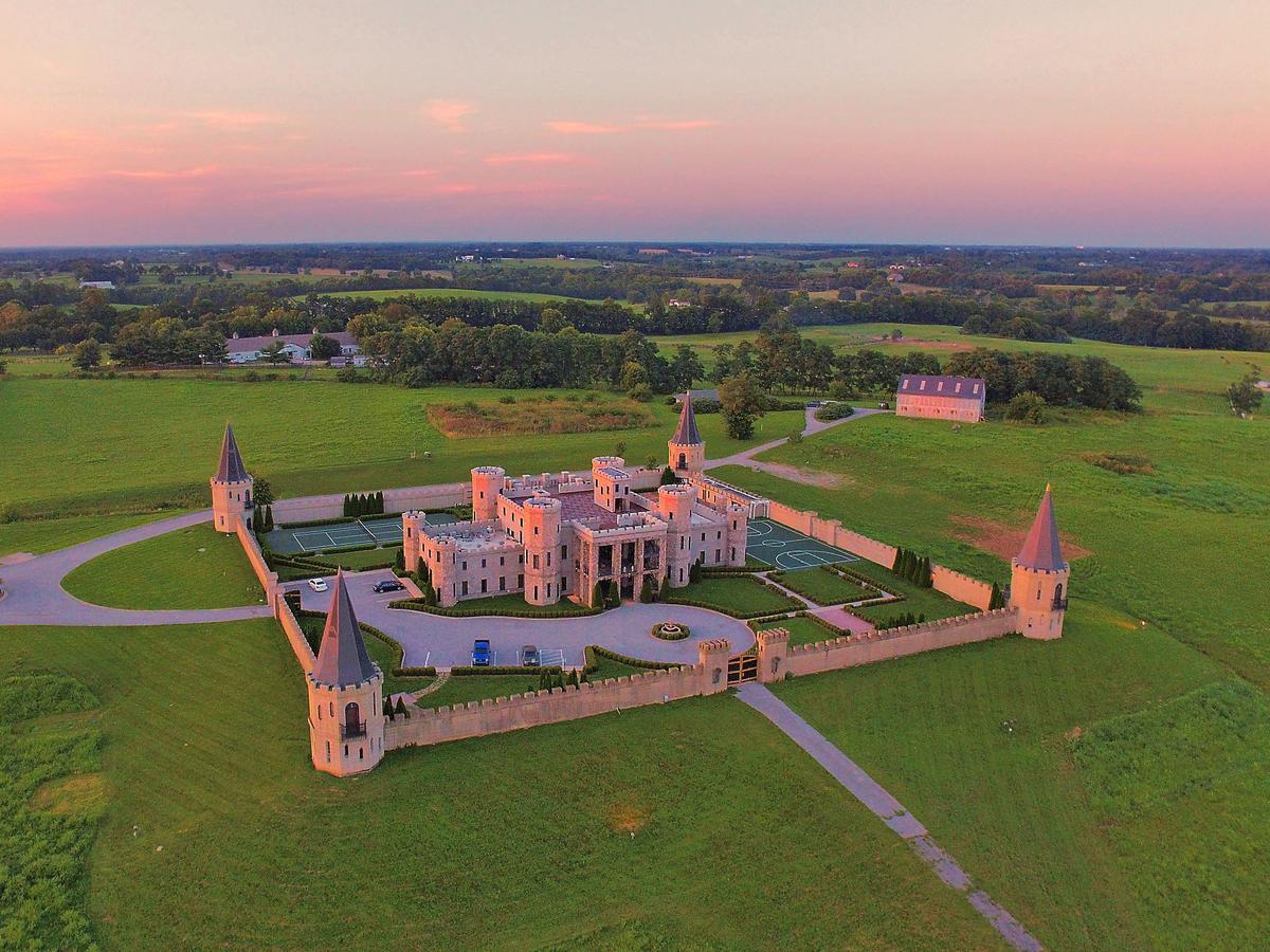 Kentucky Castle Hotel Versailles ภายนอก รูปภาพ