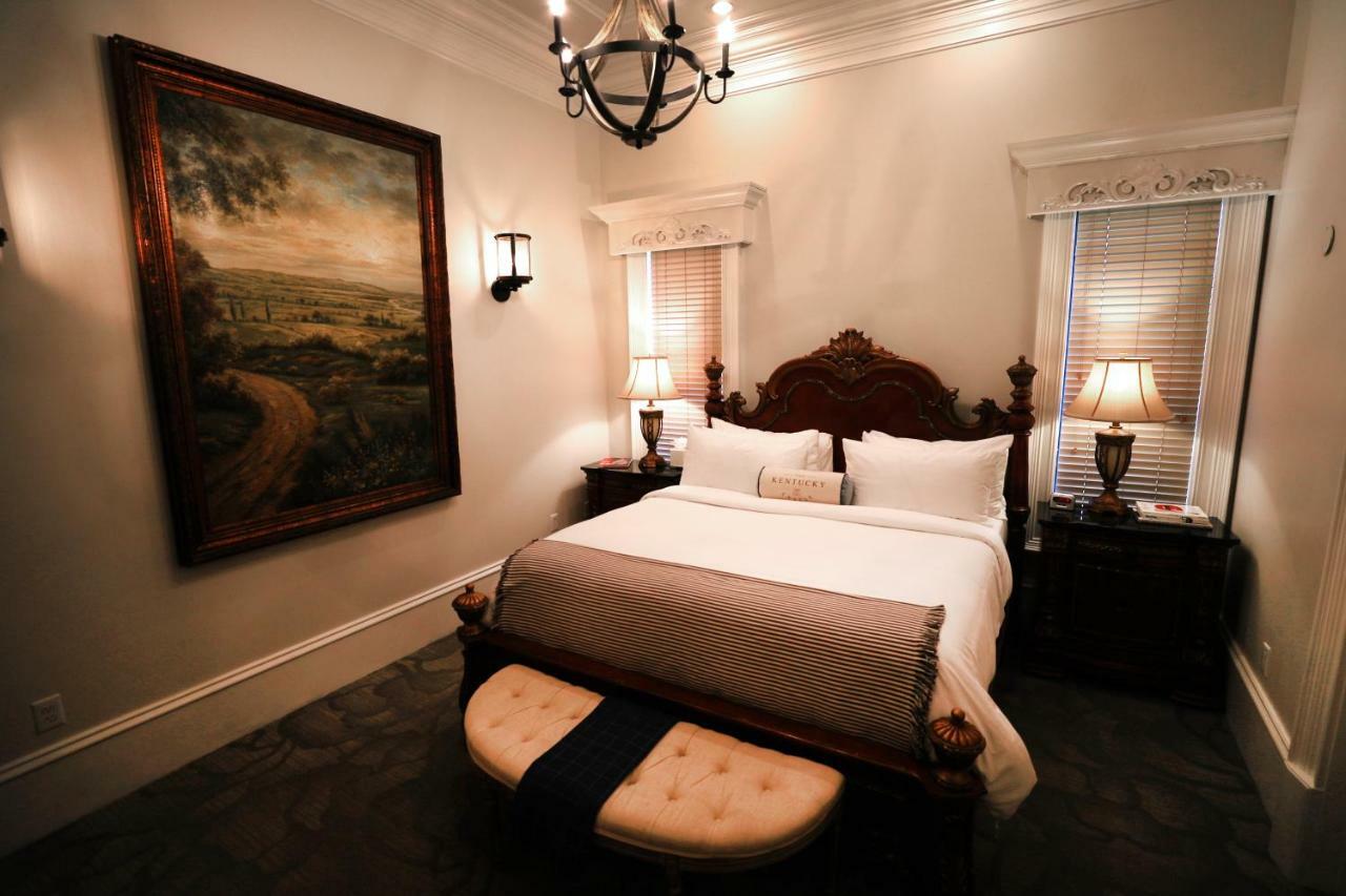 Kentucky Castle Hotel Versailles ภายนอก รูปภาพ