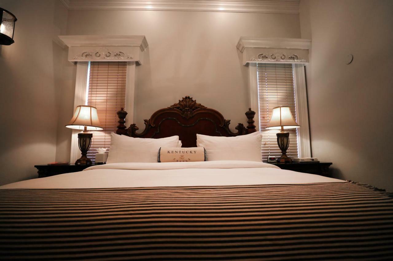 Kentucky Castle Hotel Versailles ภายนอก รูปภาพ